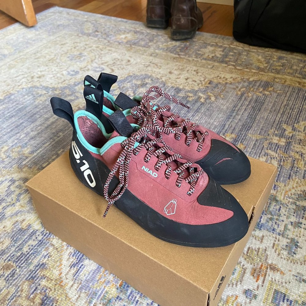 NIAD Lace - size US 7